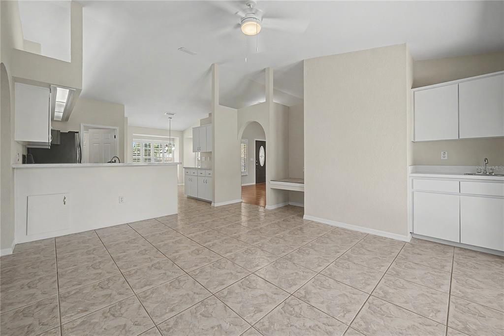 For Sale: $325,000 (3 beds, 2 baths, 1749 Square Feet)