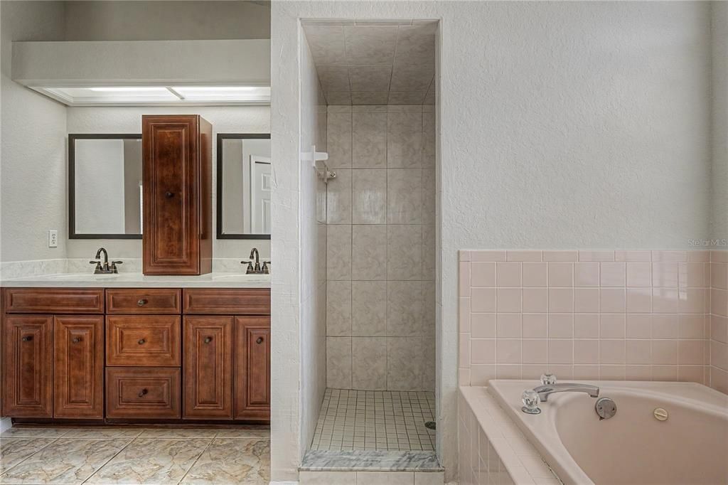 For Sale: $325,000 (3 beds, 2 baths, 1749 Square Feet)