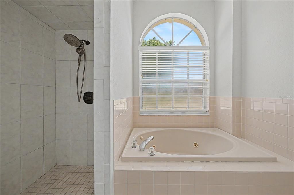 For Sale: $325,000 (3 beds, 2 baths, 1749 Square Feet)