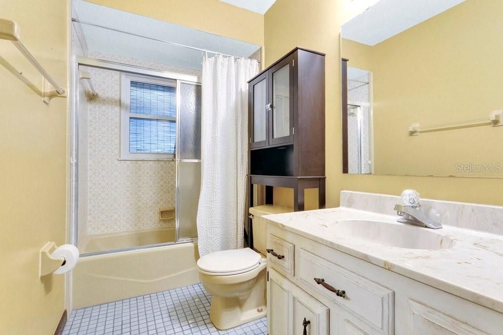 Activo con contrato: $409,000 (3 camas, 2 baños, 1584 Pies cuadrados)