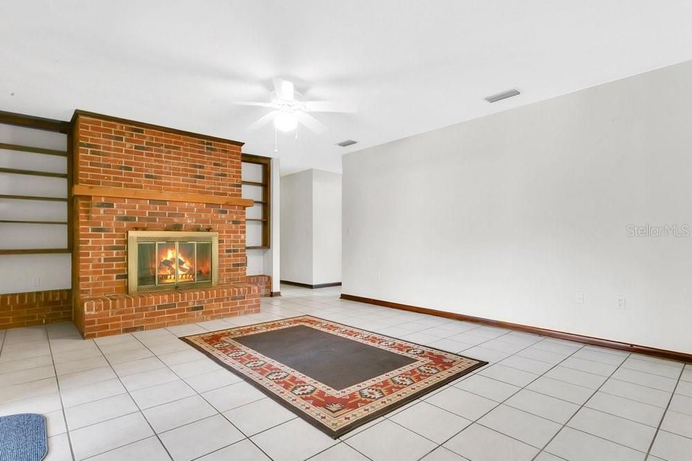 Activo con contrato: $409,000 (3 camas, 2 baños, 1584 Pies cuadrados)
