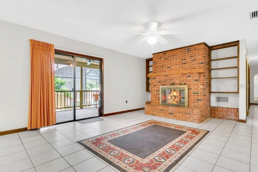 Activo con contrato: $409,000 (3 camas, 2 baños, 1584 Pies cuadrados)