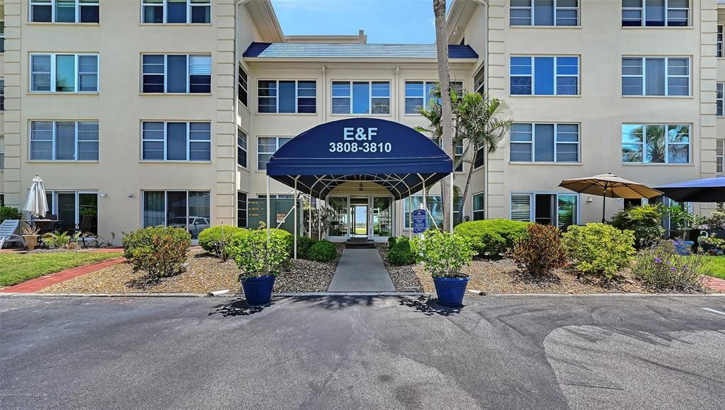 Active With Contract: $1,095,000 (3 beds, 3 baths, 2273 Square Feet)