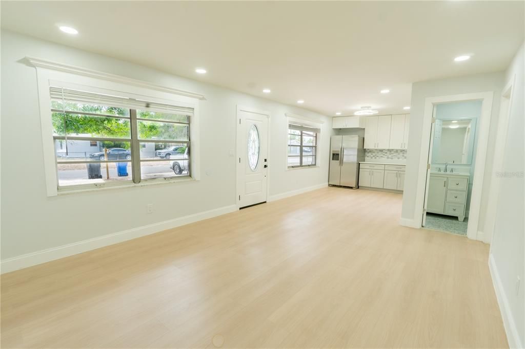 合同活跃: $365,999 (4 贝兹, 2 浴室, 1200 平方英尺)