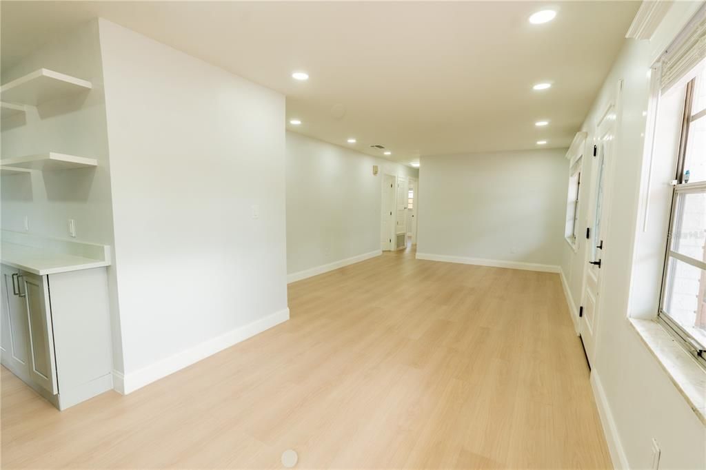 合同活跃: $365,999 (4 贝兹, 2 浴室, 1200 平方英尺)