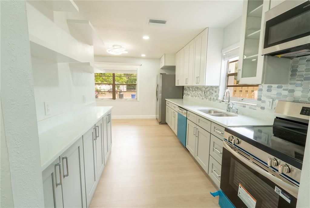 合同活跃: $365,999 (4 贝兹, 2 浴室, 1200 平方英尺)