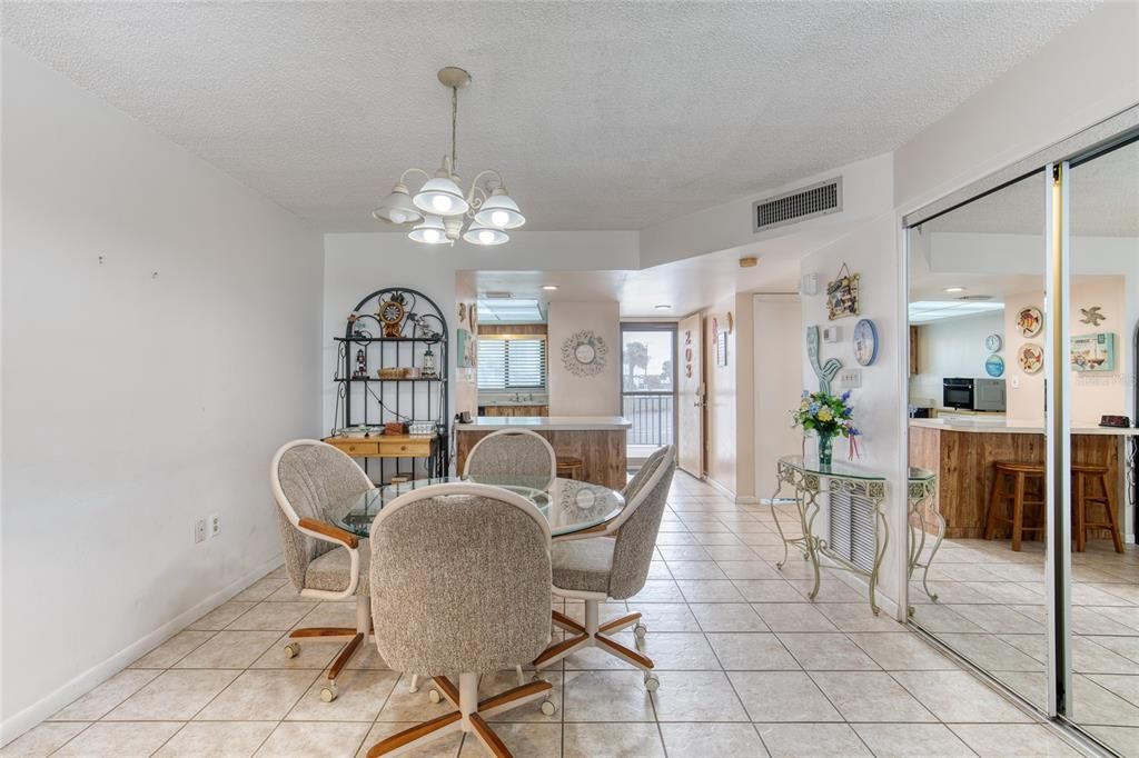 For Sale: $399,000 (2 beds, 2 baths, 1013 Square Feet)
