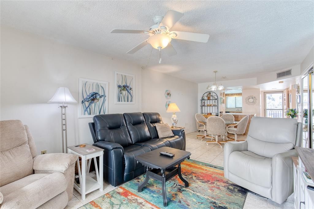 For Sale: $399,000 (2 beds, 2 baths, 1013 Square Feet)