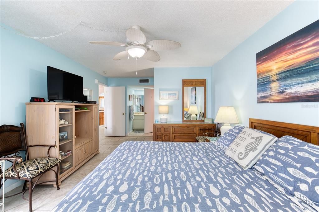 For Sale: $399,000 (2 beds, 2 baths, 1013 Square Feet)