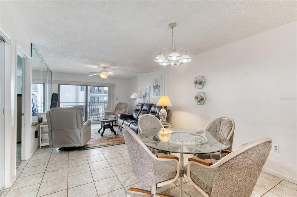 For Sale: $399,000 (2 beds, 2 baths, 1013 Square Feet)
