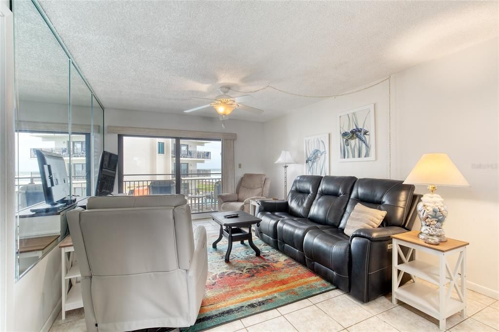 For Sale: $399,000 (2 beds, 2 baths, 1013 Square Feet)