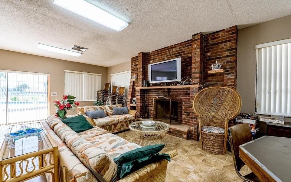 For Sale: $345,000 (2 beds, 2 baths, 1275 Square Feet)