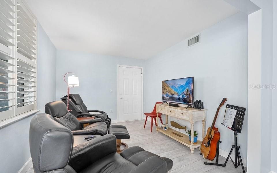 For Sale: $345,000 (2 beds, 2 baths, 1275 Square Feet)