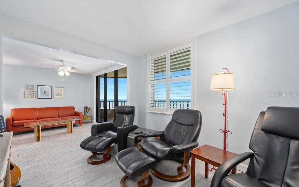 For Sale: $345,000 (2 beds, 2 baths, 1275 Square Feet)