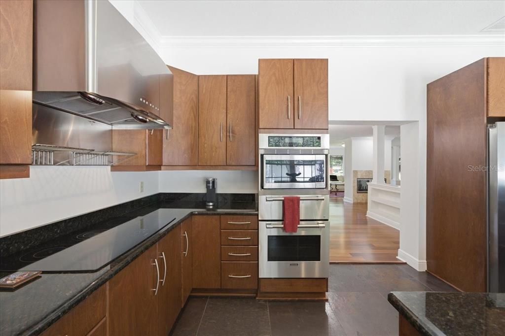 Activo con contrato: $850,000 (4 camas, 3 baños, 3081 Pies cuadrados)