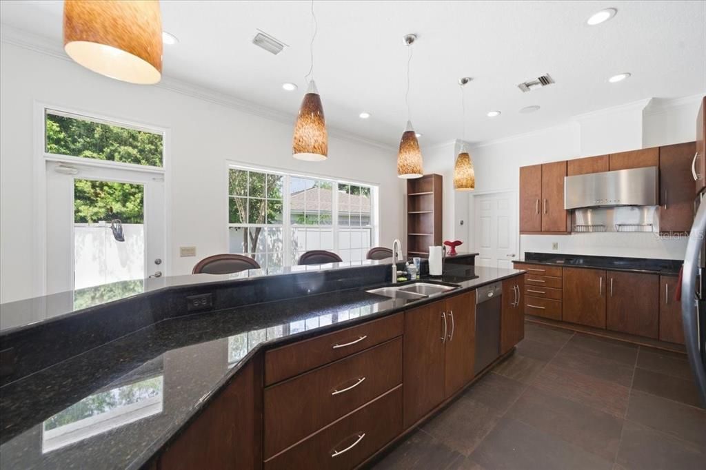 Activo con contrato: $850,000 (4 camas, 3 baños, 3081 Pies cuadrados)