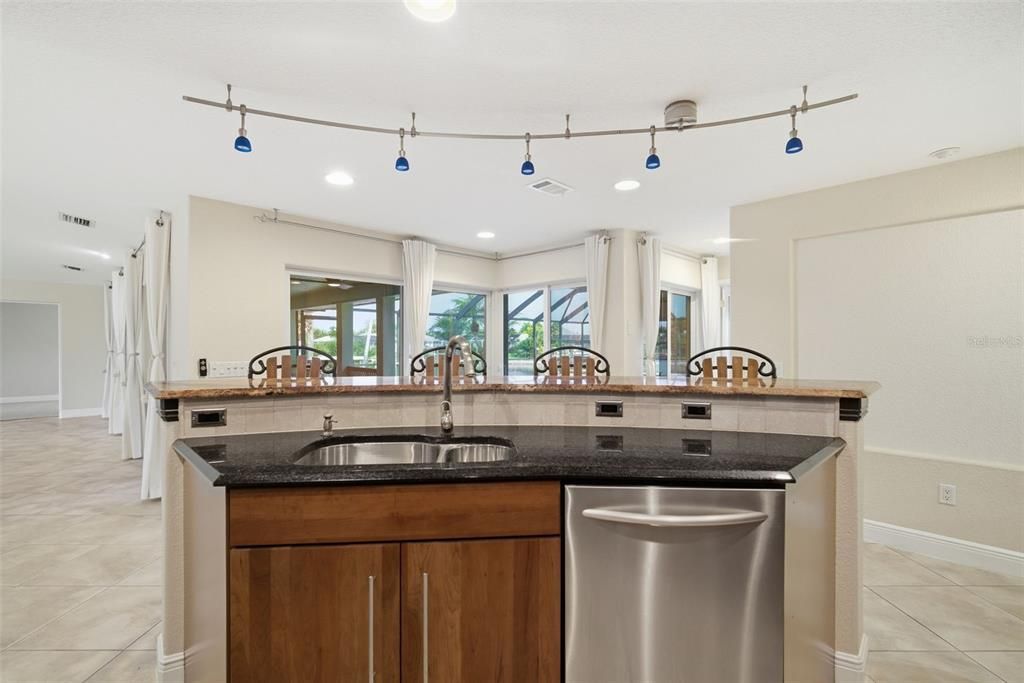 Active With Contract: $799,900 (3 beds, 2 baths, 1929 Square Feet)