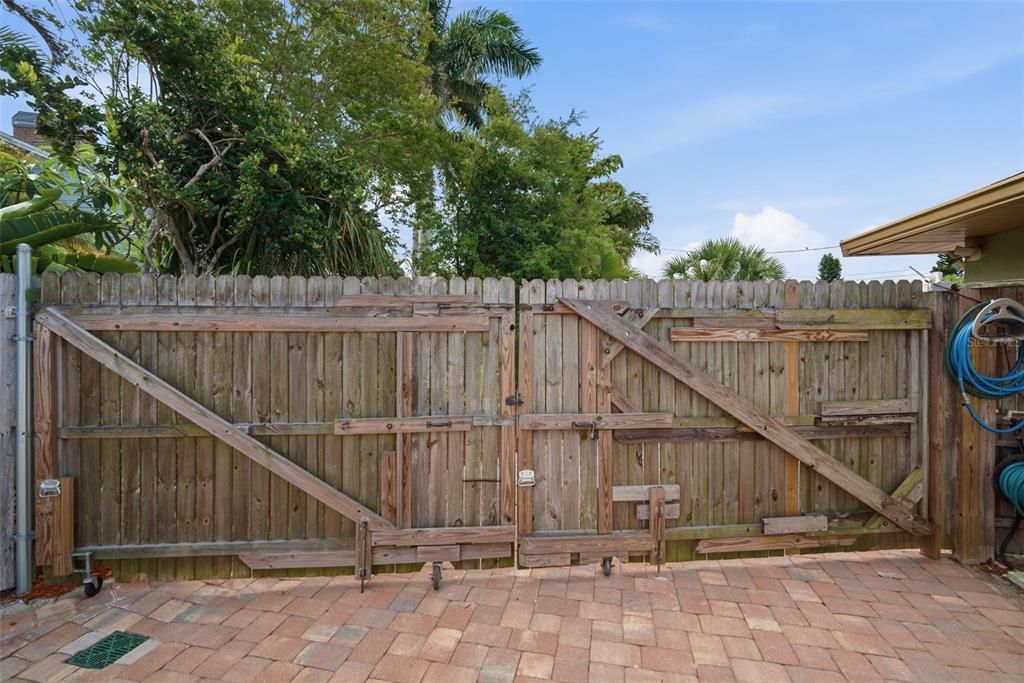 Active With Contract: $799,900 (3 beds, 2 baths, 1929 Square Feet)