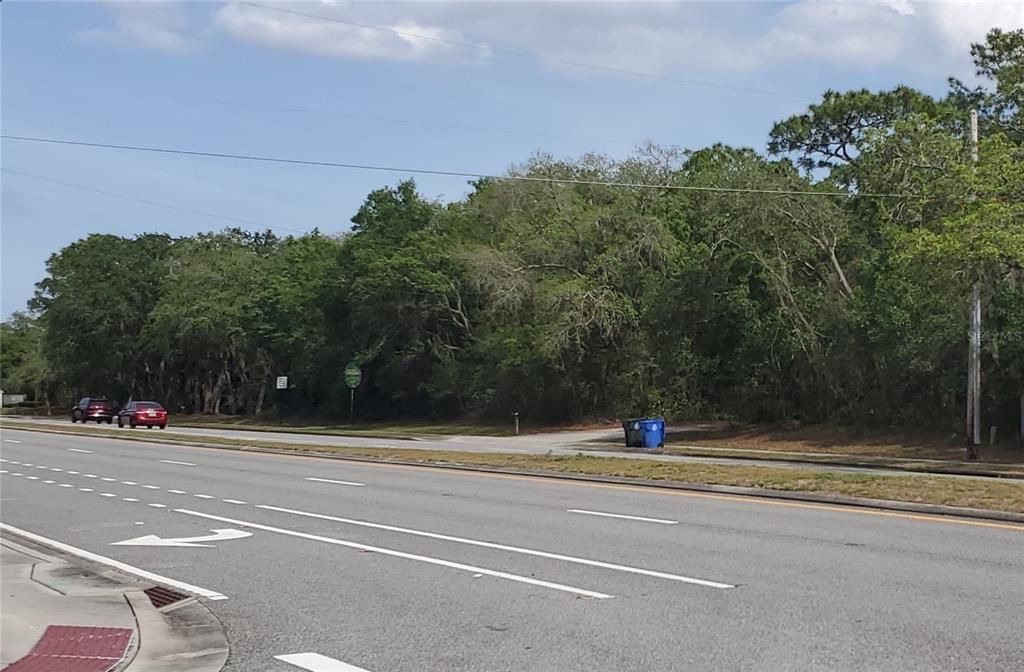 待售: $2,700,000 (2.40 acres)