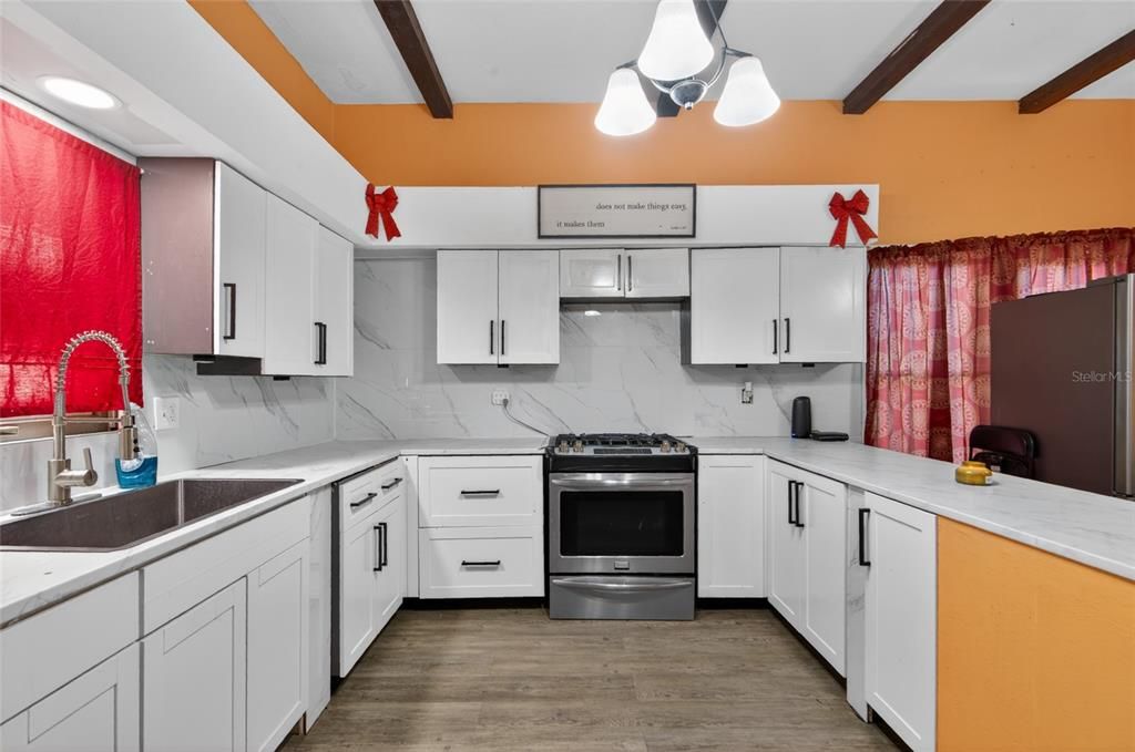 На продажу: $260,000 (4 спален, 2 ванн, 2004 Квадратных фут)