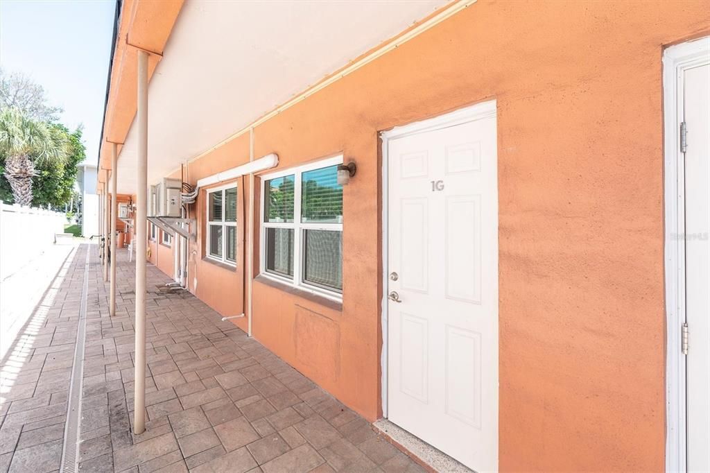 На продажу: $335,000 (2 спален, 1 ванн, 835 Квадратных фут)
