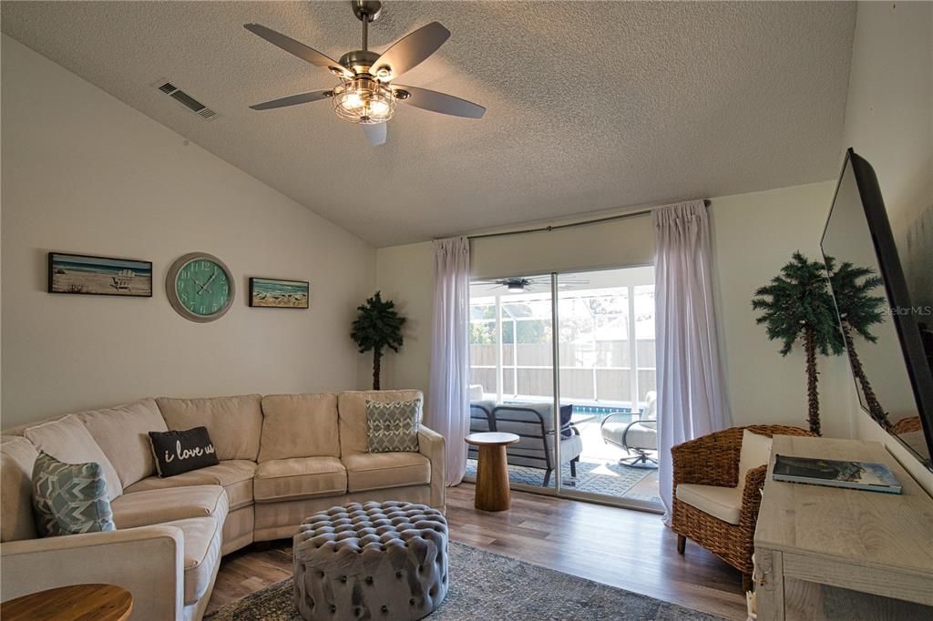 En Venta: $729,000 (3 camas, 2 baños, 2282 Pies cuadrados)