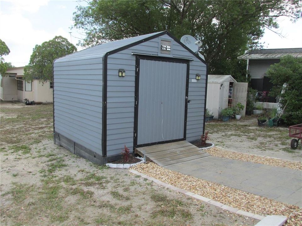 На продажу: $72,000 (0.09 acres)