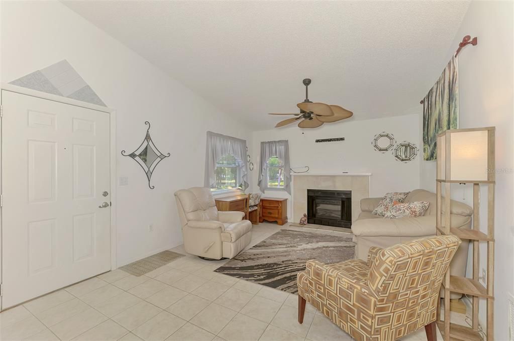 Active With Contract: $150,000 (2 beds, 2 baths, 912 Square Feet)