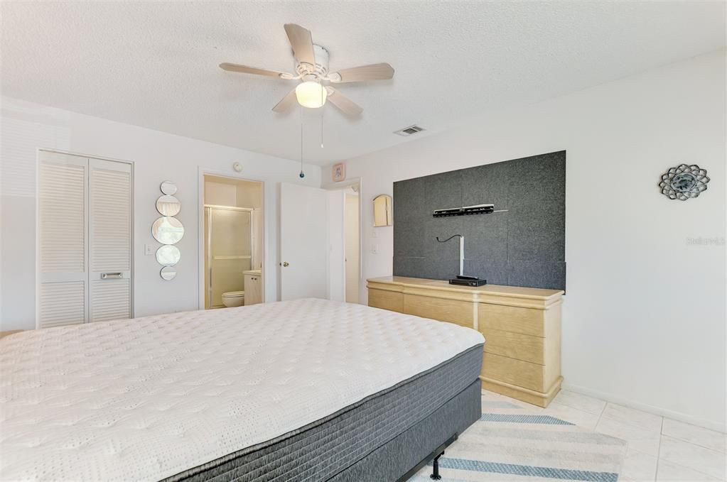 Active With Contract: $150,000 (2 beds, 2 baths, 912 Square Feet)