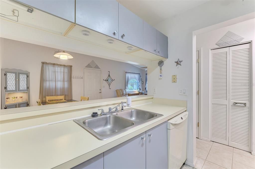 Active With Contract: $150,000 (2 beds, 2 baths, 912 Square Feet)