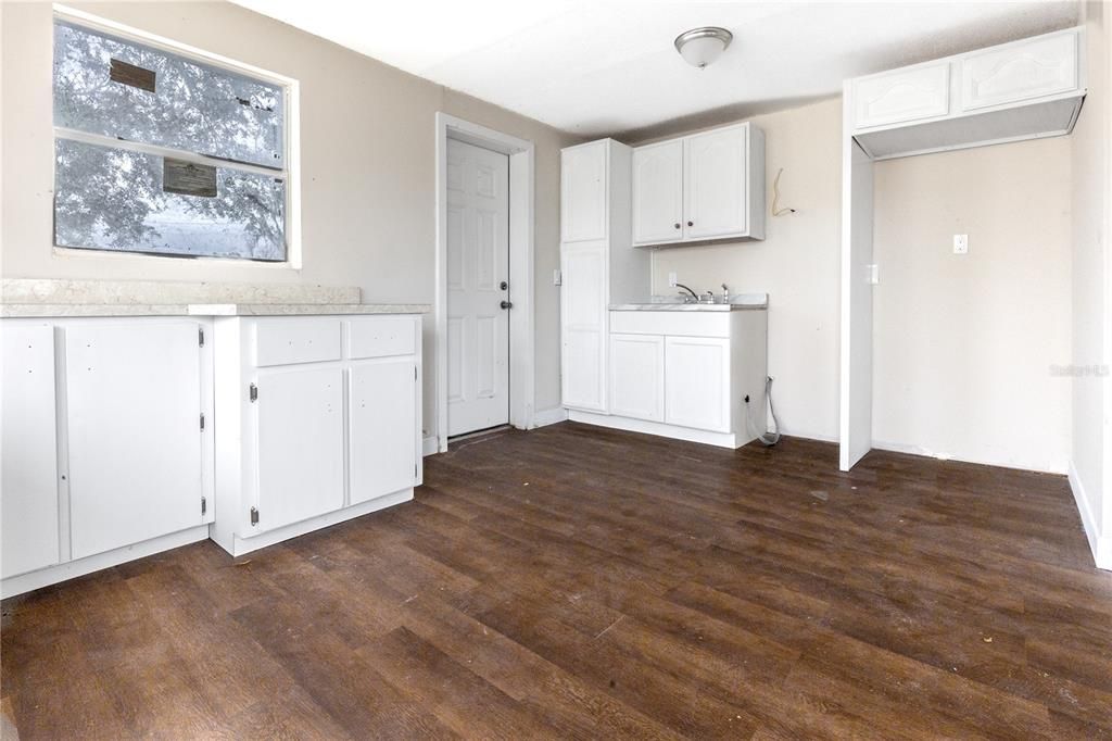 For Sale: $155,000 (2 beds, 1 baths, 1114 Square Feet)