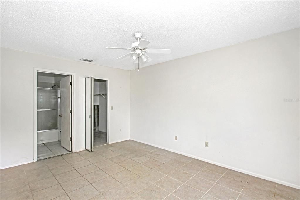 Activo con contrato: $110,000 (2 camas, 2 baños, 889 Pies cuadrados)