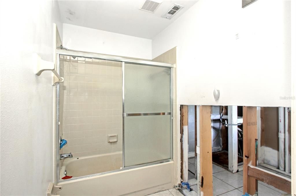 Activo con contrato: $110,000 (2 camas, 2 baños, 889 Pies cuadrados)