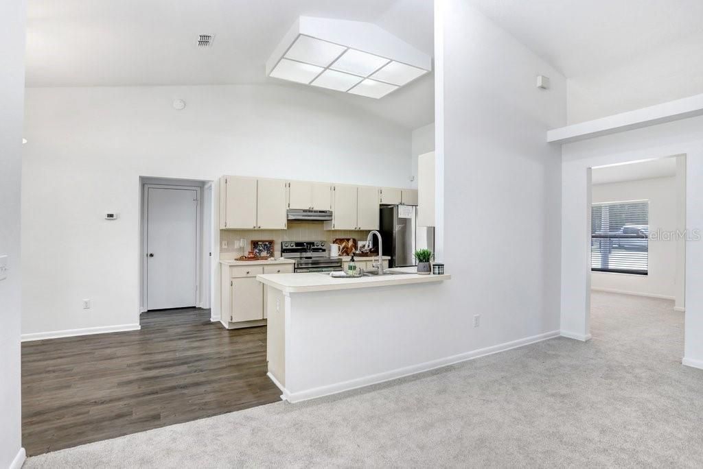 Activo con contrato: $405,000 (4 camas, 2 baños, 2033 Pies cuadrados)