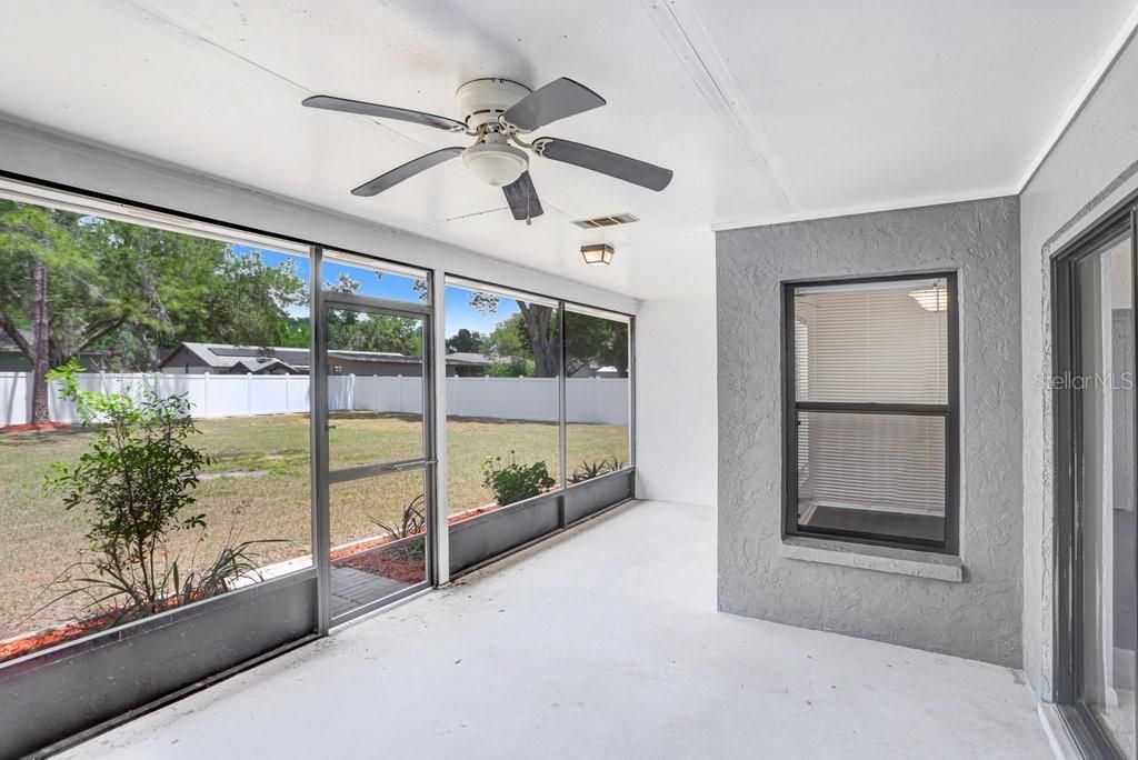Activo con contrato: $405,000 (4 camas, 2 baños, 2033 Pies cuadrados)
