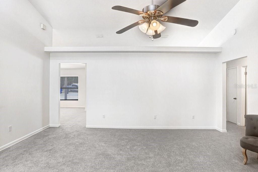 Activo con contrato: $405,000 (4 camas, 2 baños, 2033 Pies cuadrados)