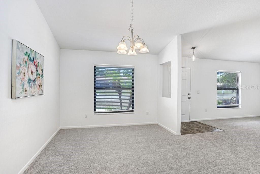 Activo con contrato: $405,000 (4 camas, 2 baños, 2033 Pies cuadrados)