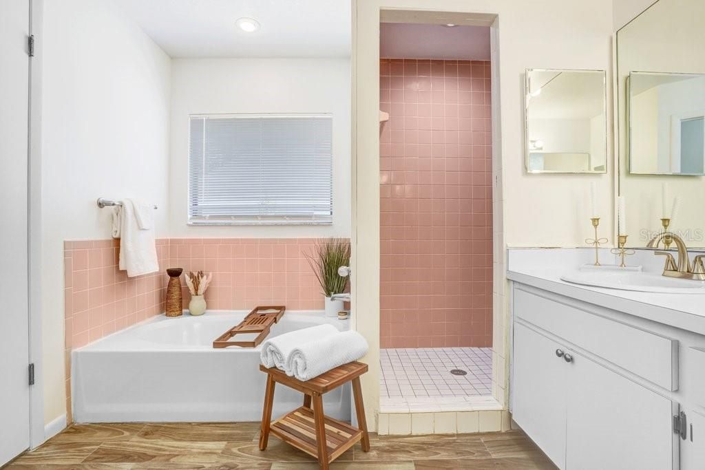 Activo con contrato: $405,000 (4 camas, 2 baños, 2033 Pies cuadrados)