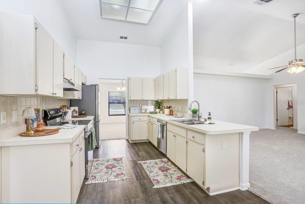 Activo con contrato: $405,000 (4 camas, 2 baños, 2033 Pies cuadrados)