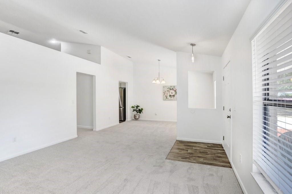Activo con contrato: $405,000 (4 camas, 2 baños, 2033 Pies cuadrados)