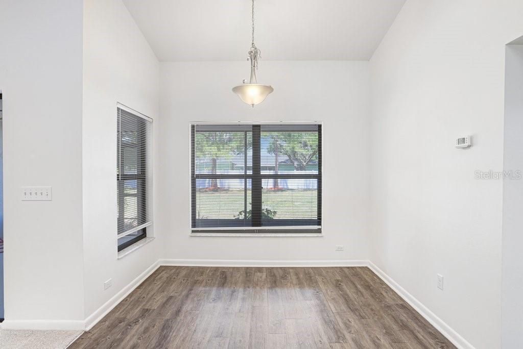 Activo con contrato: $405,000 (4 camas, 2 baños, 2033 Pies cuadrados)