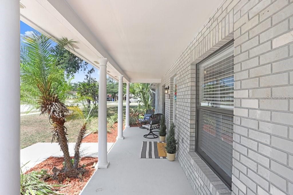 Activo con contrato: $405,000 (4 camas, 2 baños, 2033 Pies cuadrados)