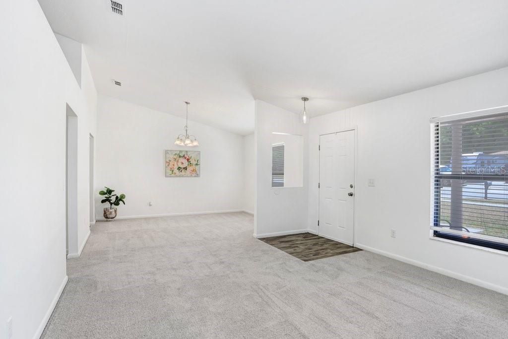 Activo con contrato: $405,000 (4 camas, 2 baños, 2033 Pies cuadrados)