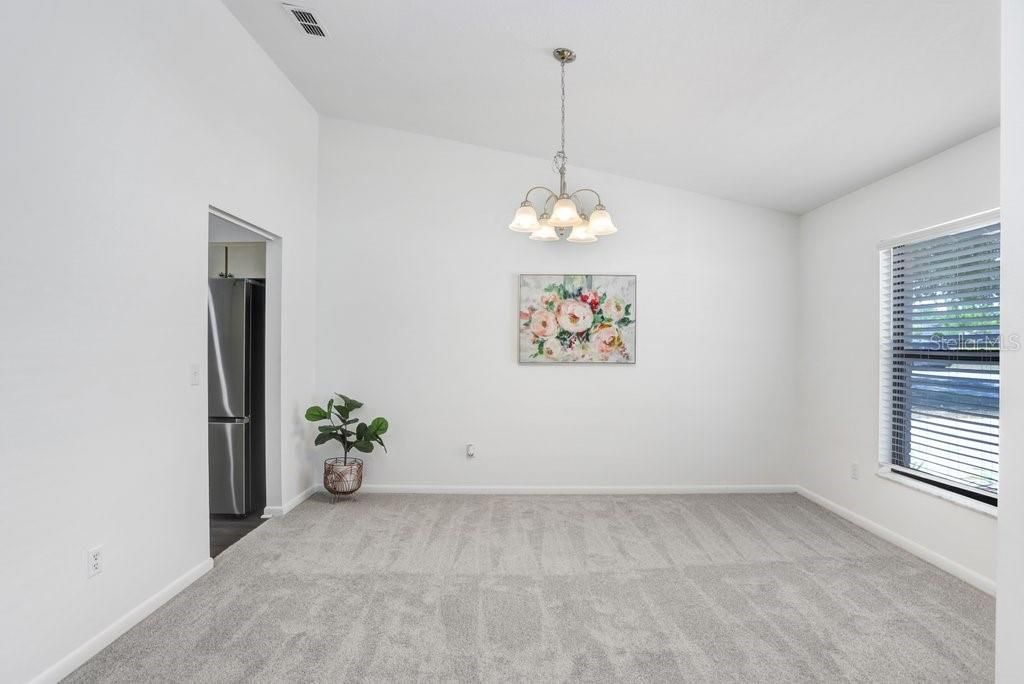 Activo con contrato: $405,000 (4 camas, 2 baños, 2033 Pies cuadrados)