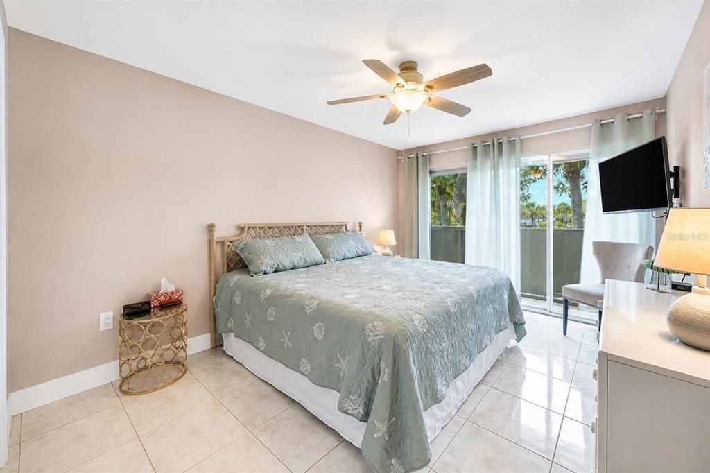 For Sale: $425,000 (1 beds, 1 baths, 936 Square Feet)