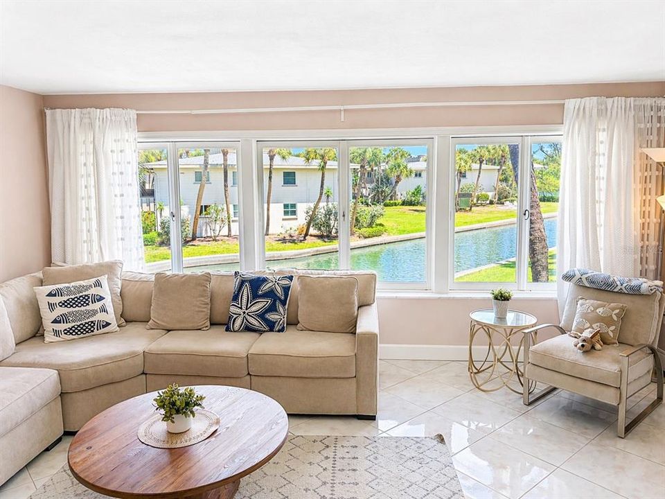 For Sale: $425,000 (1 beds, 1 baths, 936 Square Feet)