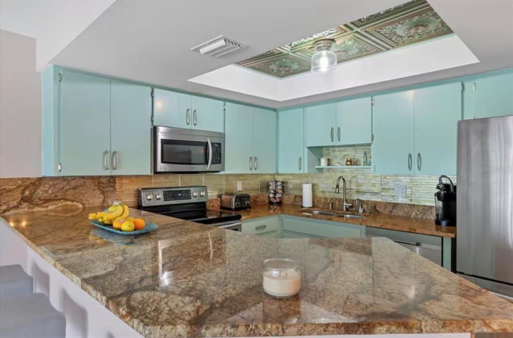 For Sale: $425,000 (1 beds, 1 baths, 936 Square Feet)