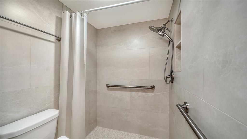 Activo con contrato: $239,000 (2 camas, 2 baños, 1170 Pies cuadrados)