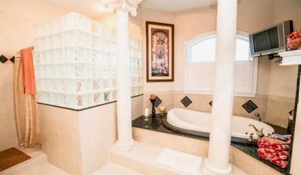 For Sale: $4,900,000 (6 beds, 7 baths, 10541 Square Feet)