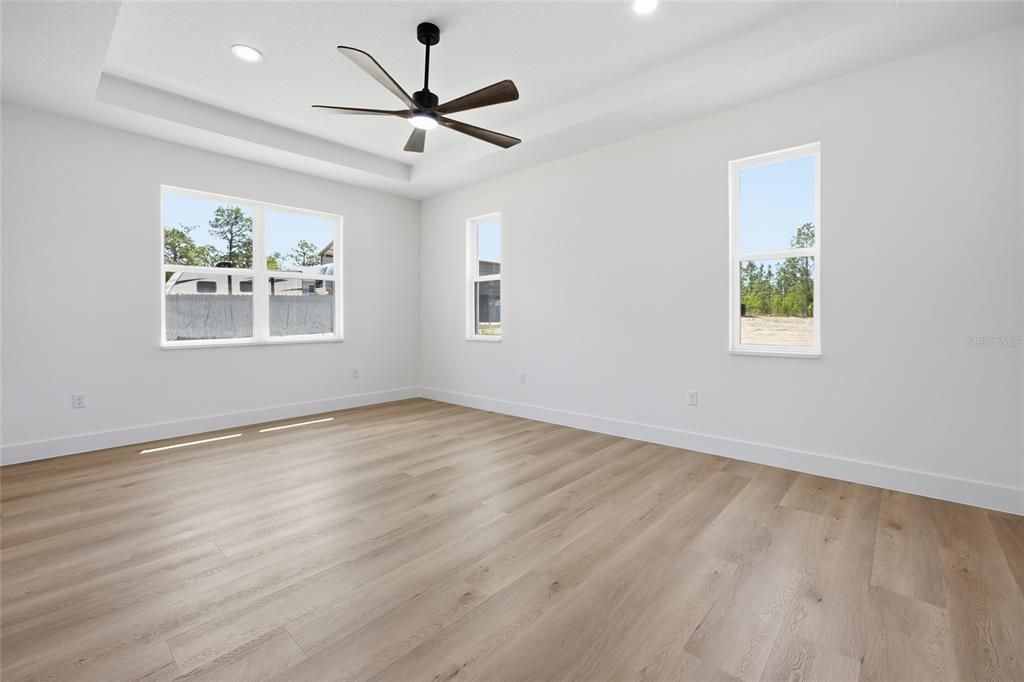 Activo con contrato: $499,900 (4 camas, 2 baños, 2073 Pies cuadrados)